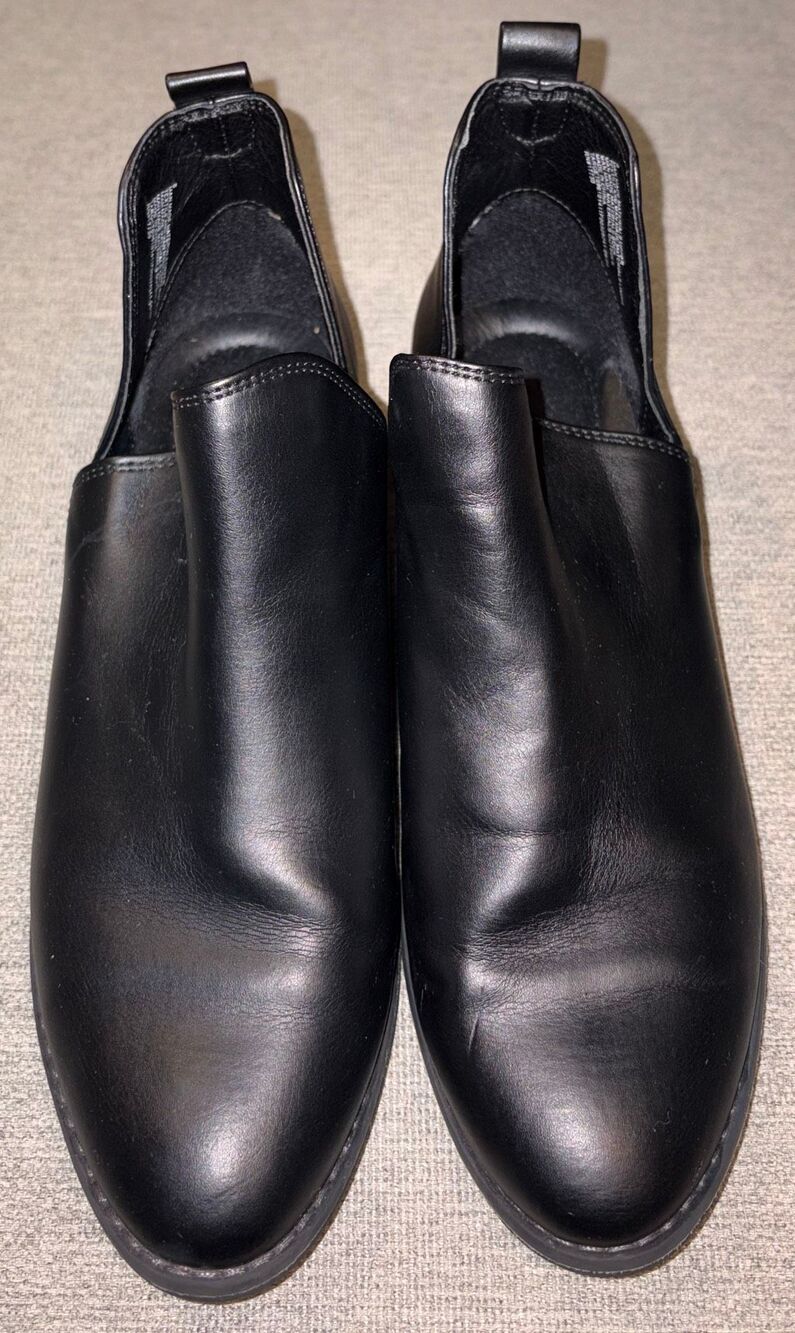 Universal Thread booties size 8